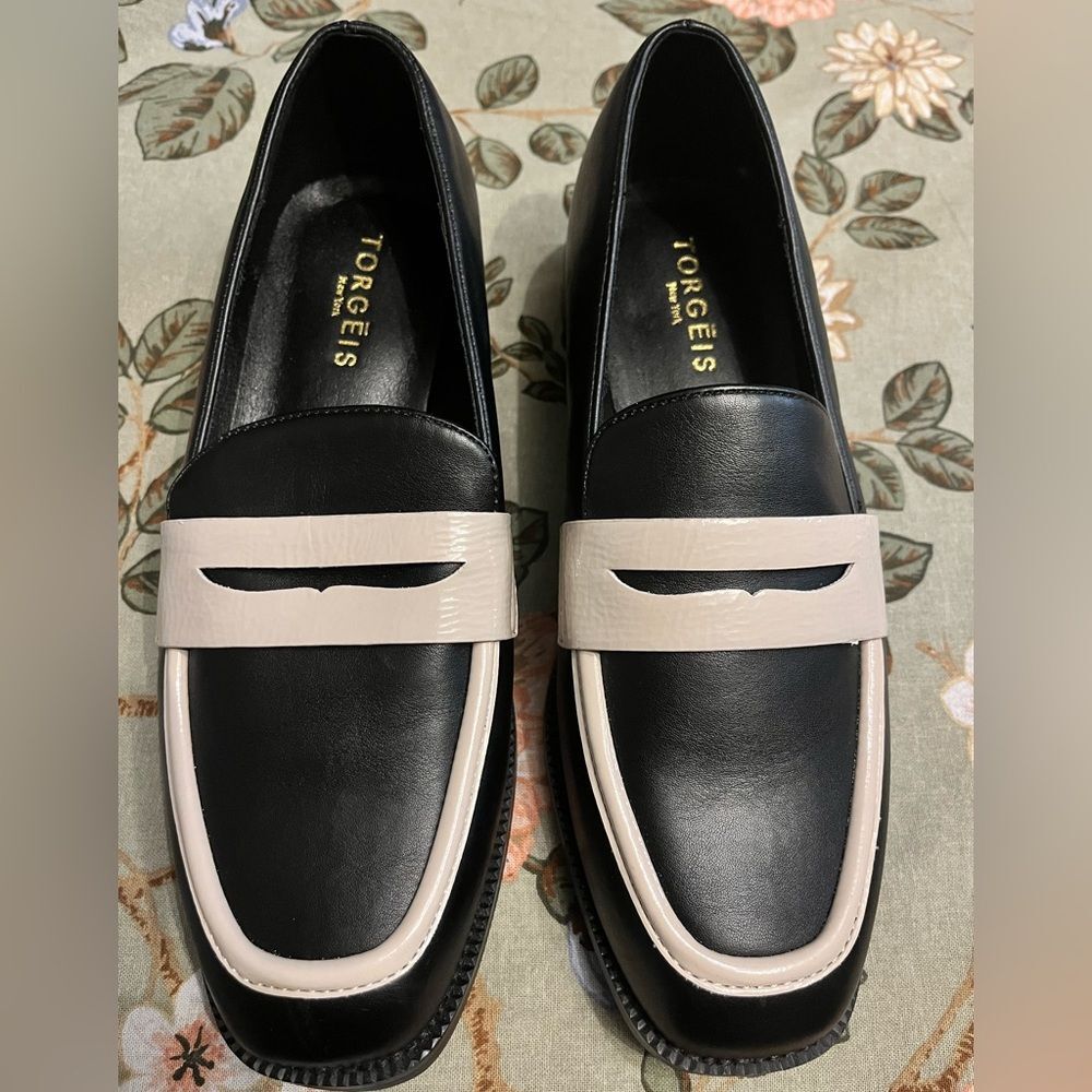 Torgeis Women’s Teagan Black and Cream Loafers size 8